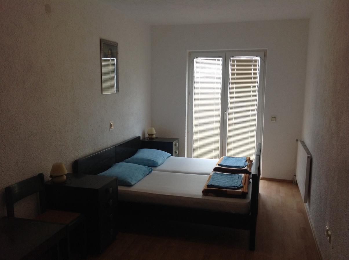 Katarina Apartments And Rooms Sibinj Krmpotski Oda fotoğraf